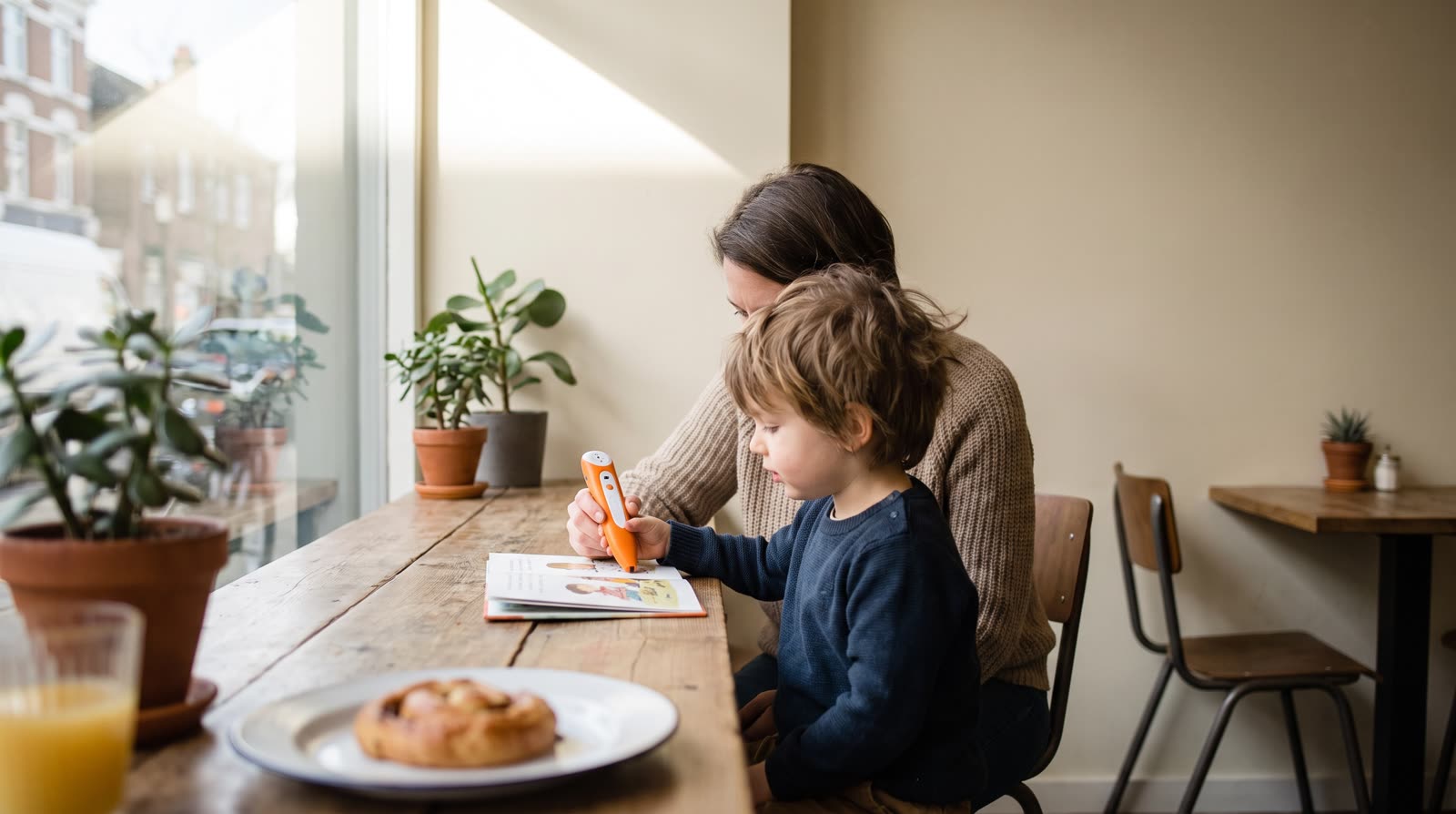 How can parents use reading pen books at a restaurant during morning routines?